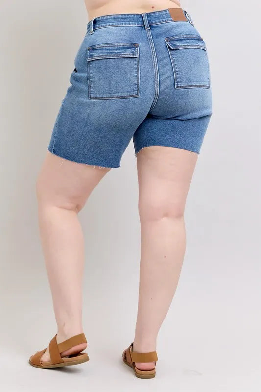 JUDY BLUE FULL SIZE MID RISE BERMUDAS DENIM SHORTS W/ BACK FLAP POCKETS PLUS SIZE