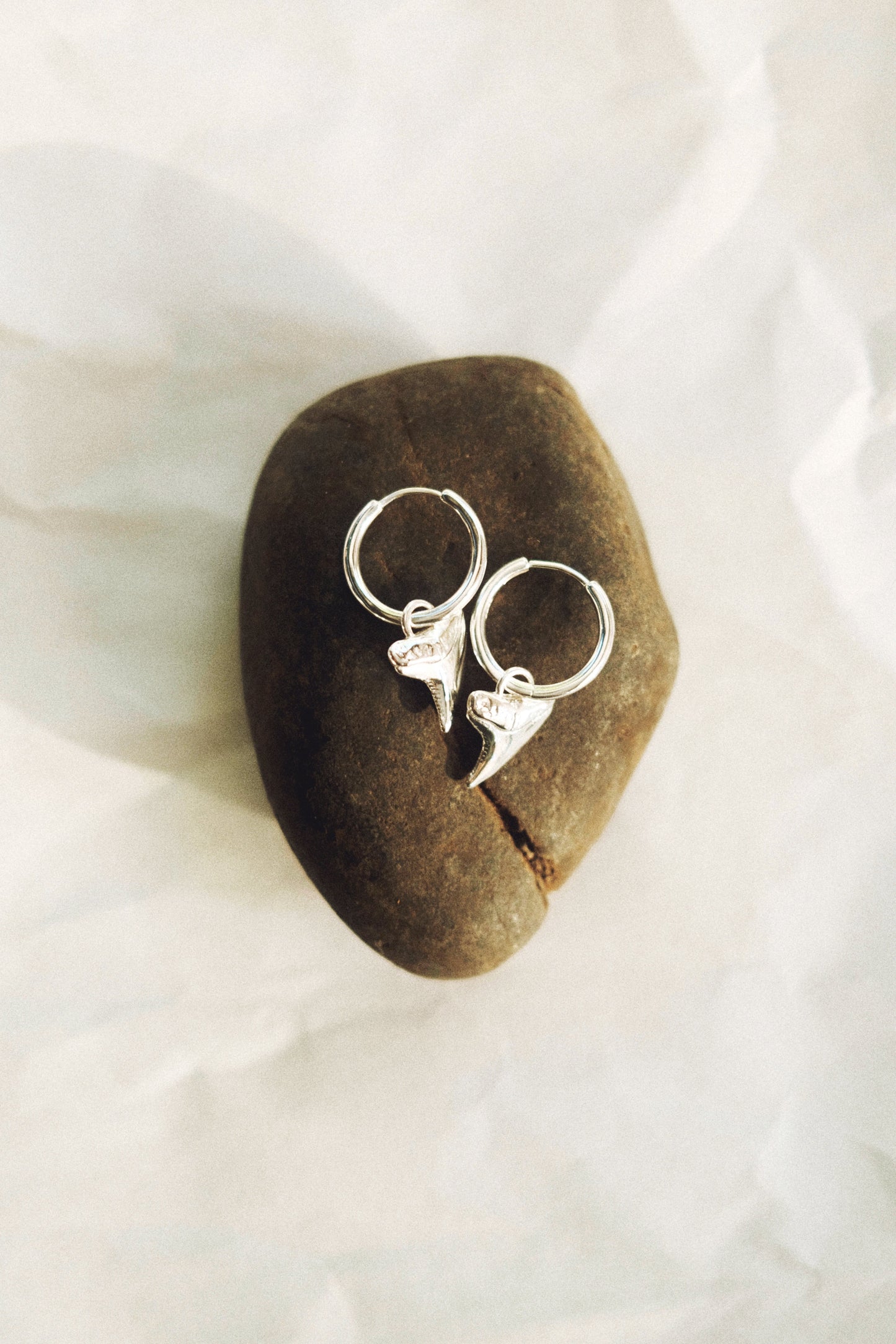 STATEMENT SHARK TOOTH HOOP EARRINGS - MANO