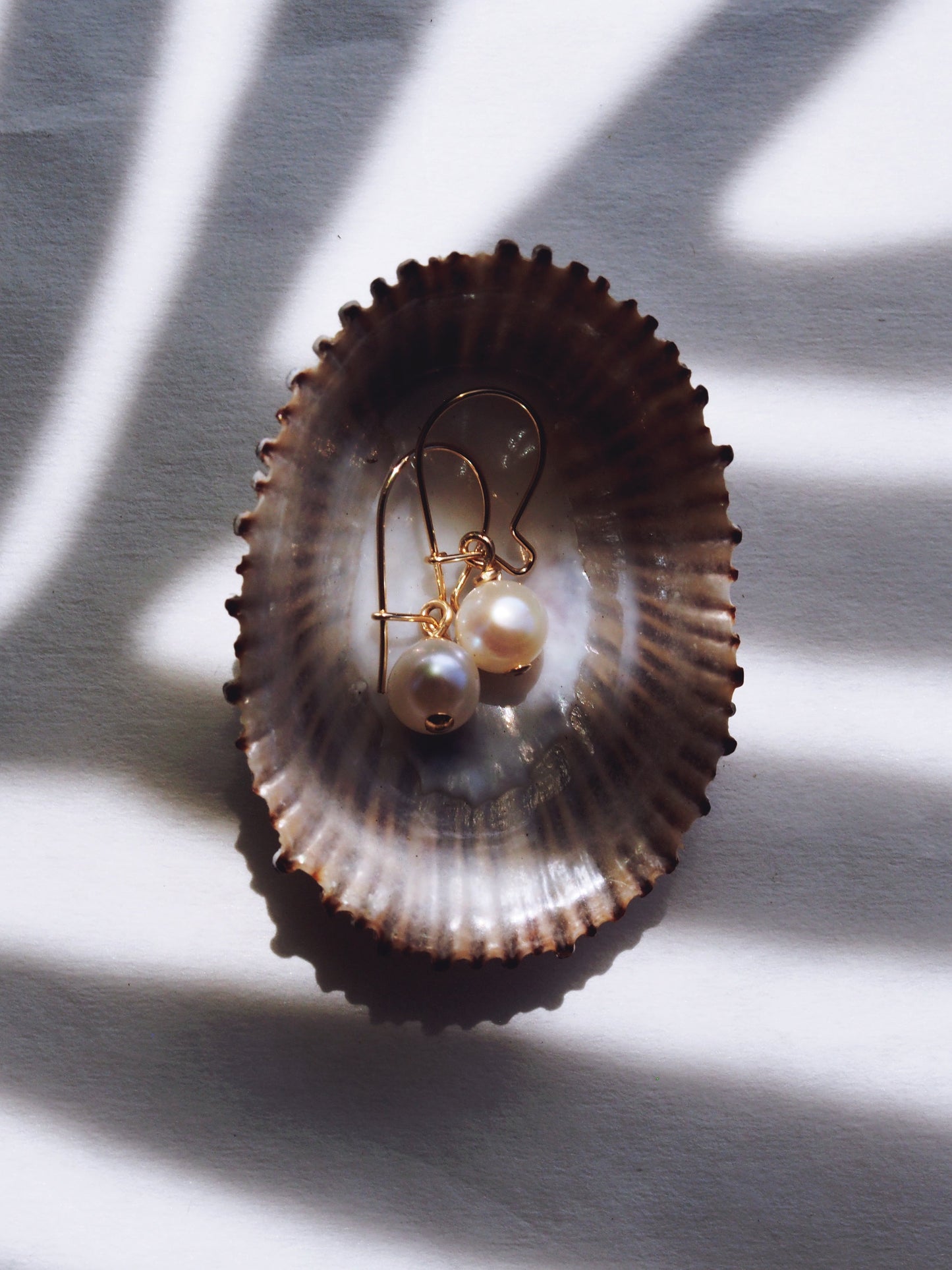 TINY WHITE FRESHWATER PEARL DROP EARRINGS - GOLD IPO