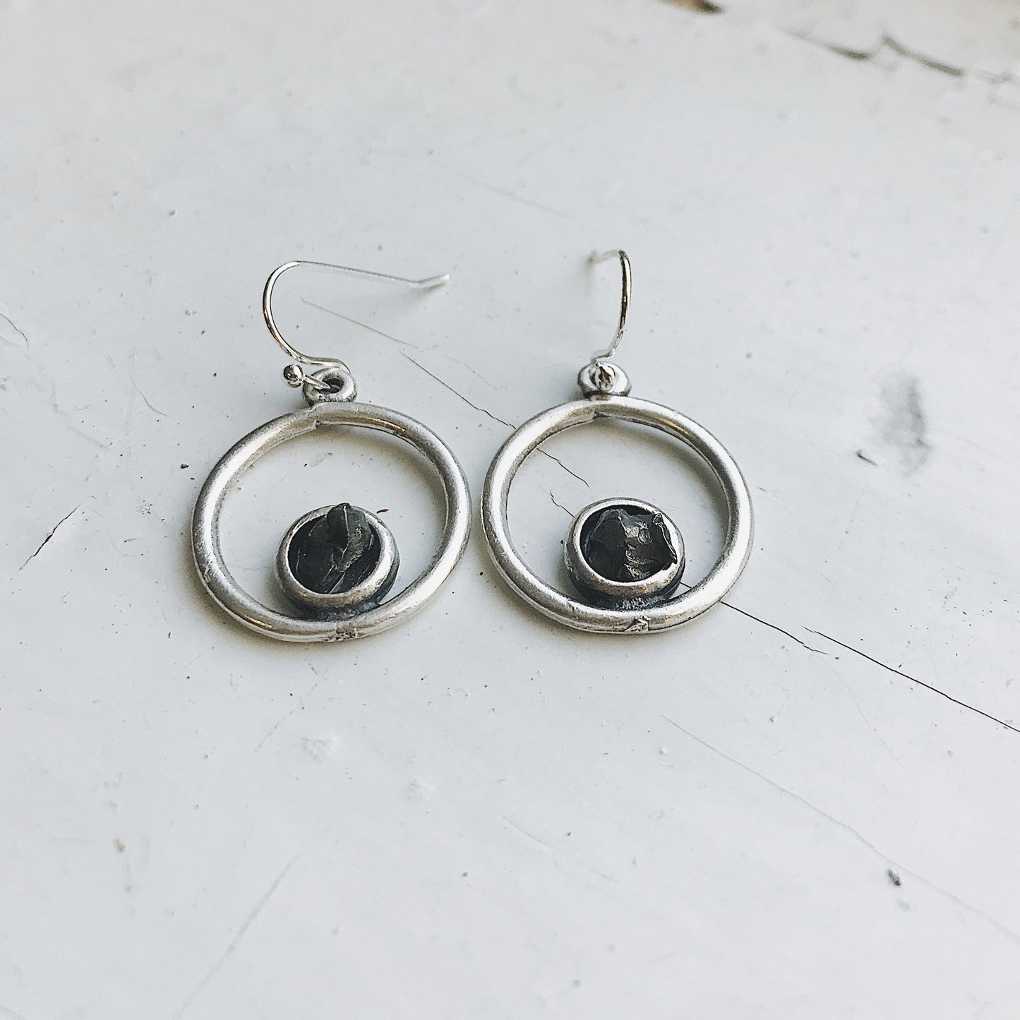 CIRCLE SILVER EARRINGS WITH RAW METEORITE