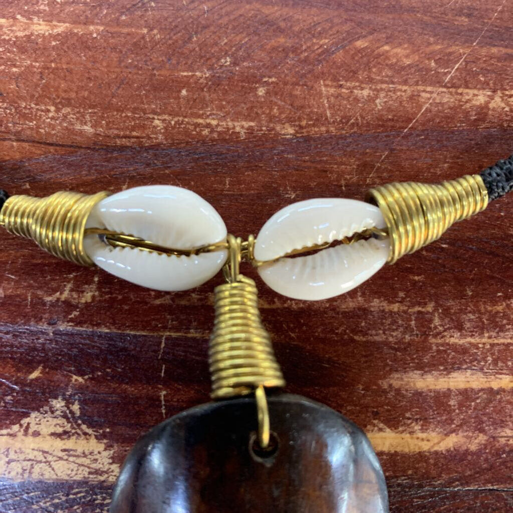 Set Beaded Carved Cowrie Shell Necklace w/Earrings