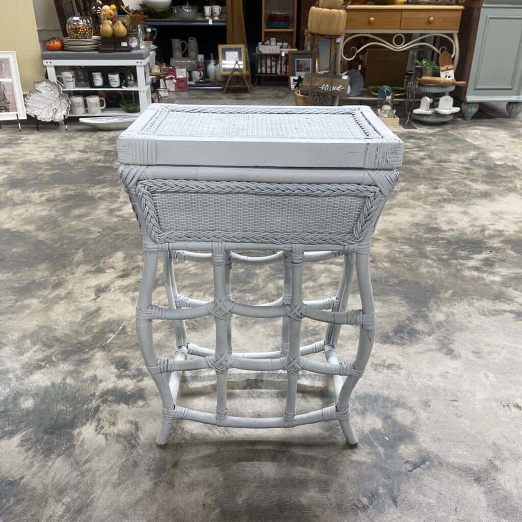 WHITE WICKER TRAY TABLE