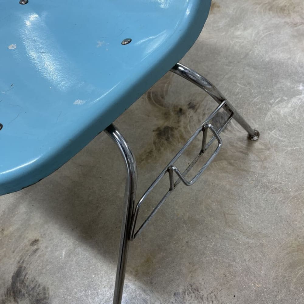 VINTAGE MCM BLUE FIBERGLASS CHAIR (AS IS)