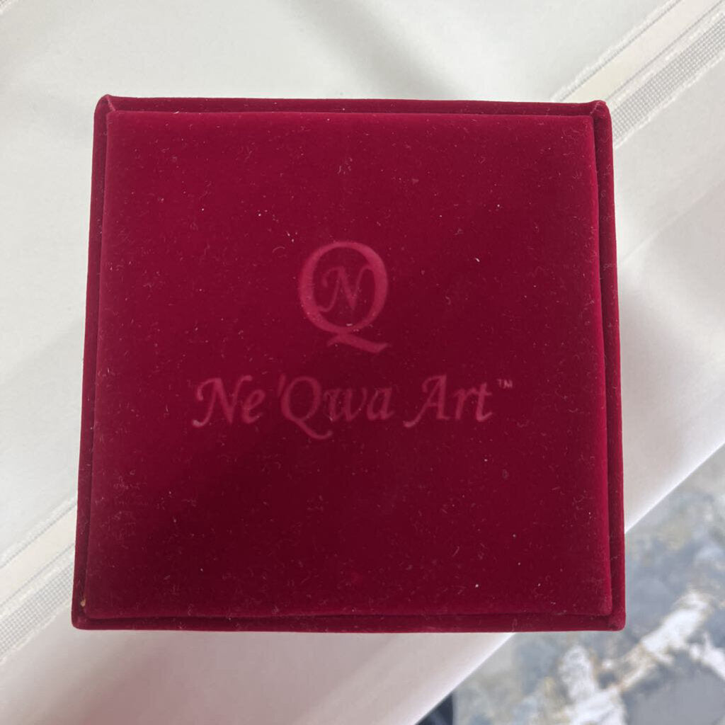 Ne 'Qwa Art Glass Christmas Ornament in Velvet Box