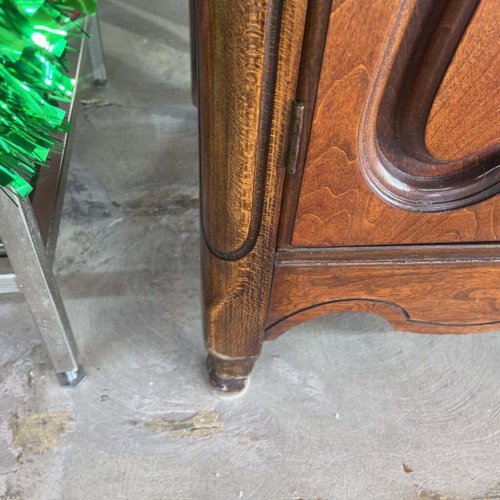 GLASS TOP FRENCH BOW FRENCH PROVINCIAL SIDEBOARD/DRESSER