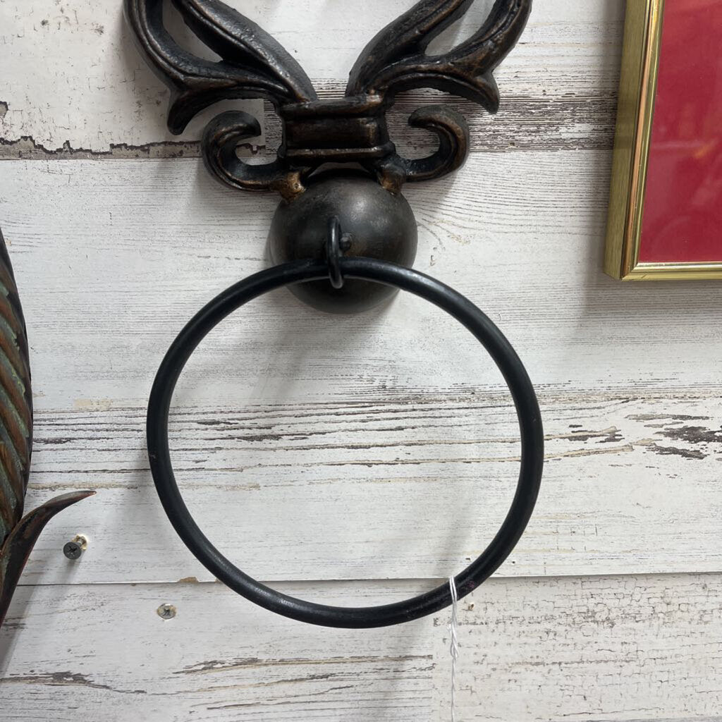 FLEUR D LES METAL TOWEL RING