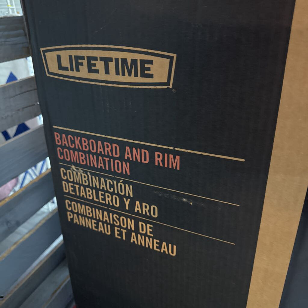 LIFETIME BASKETBALL GOAL