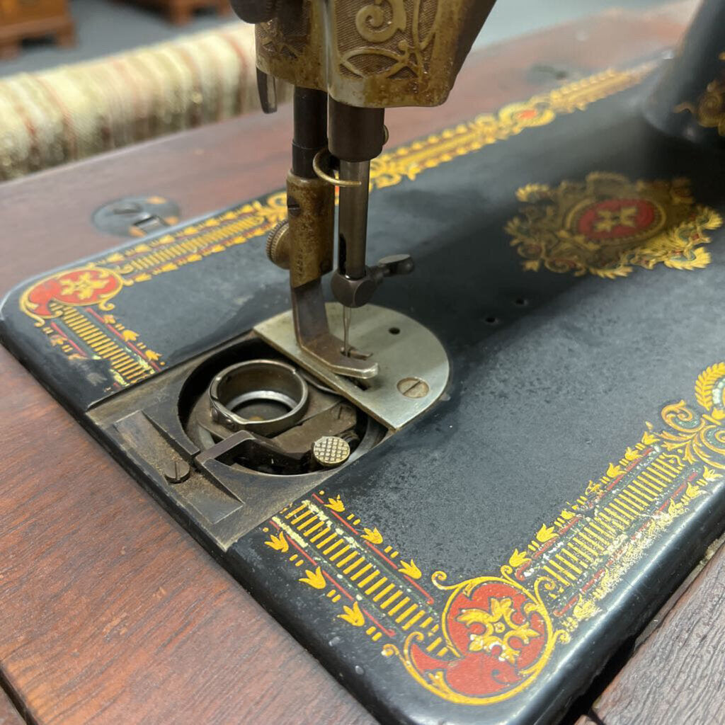 ANTIQUE SINGER RED EYE SEWING MACHINE (1921)