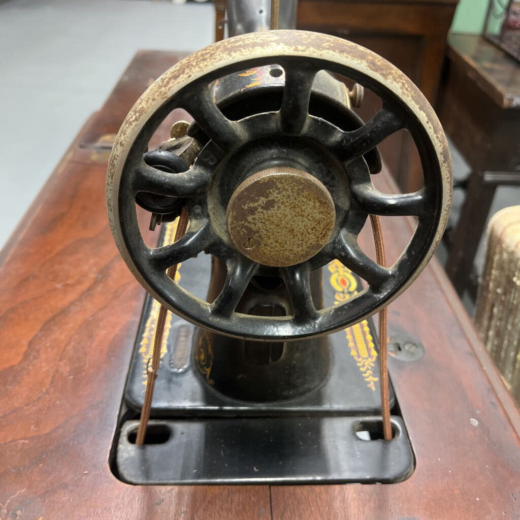 ANTIQUE SINGER RED EYE SEWING MACHINE (1921)