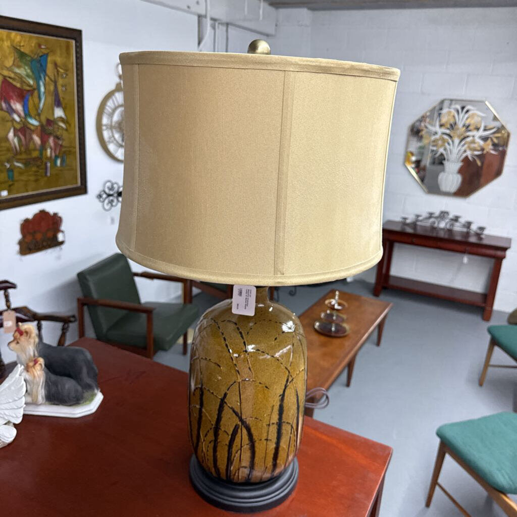 BEAUTIFUL CRESTVIEW LAMP WITH BONED SHADE
