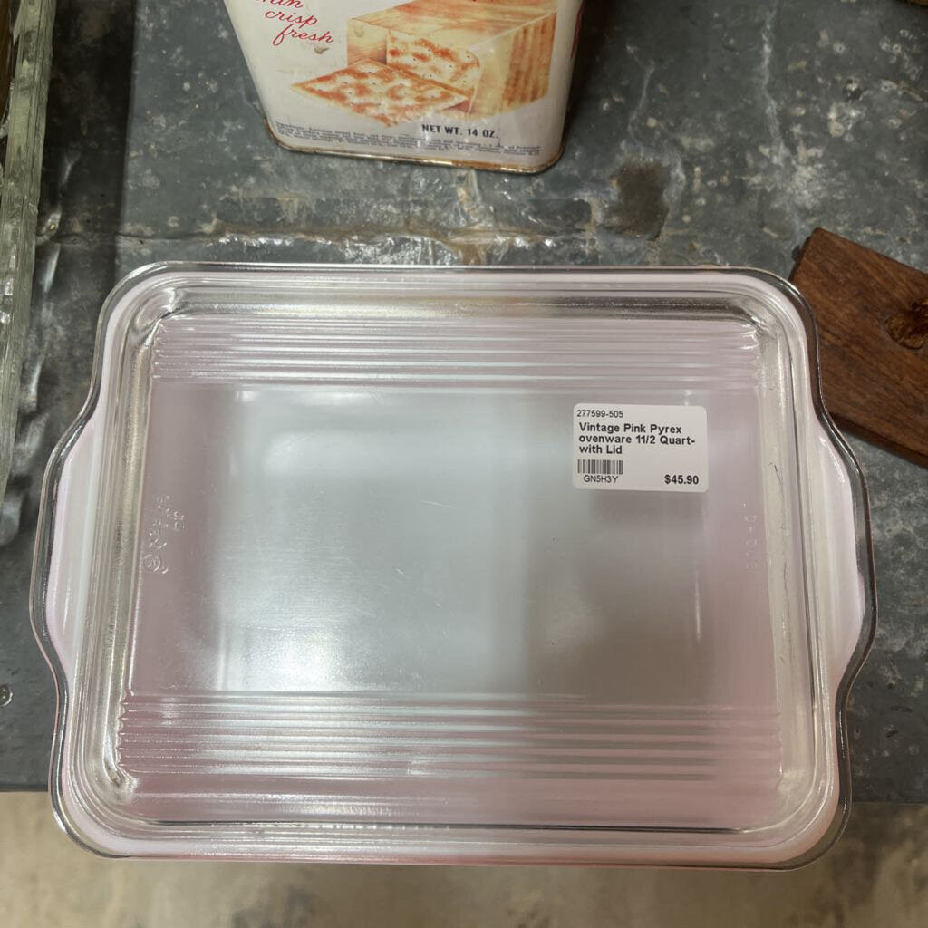 Vintage Pink Pyrex ovenware 11/2 Quart-with Lid