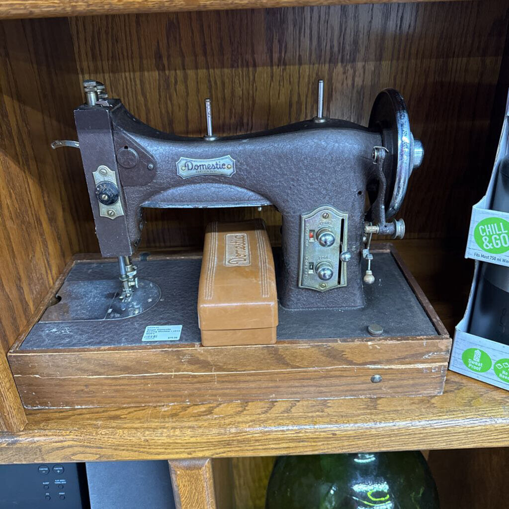 SINGER DOMESTIC SEWING MACHINE - CIRCA 1920'S