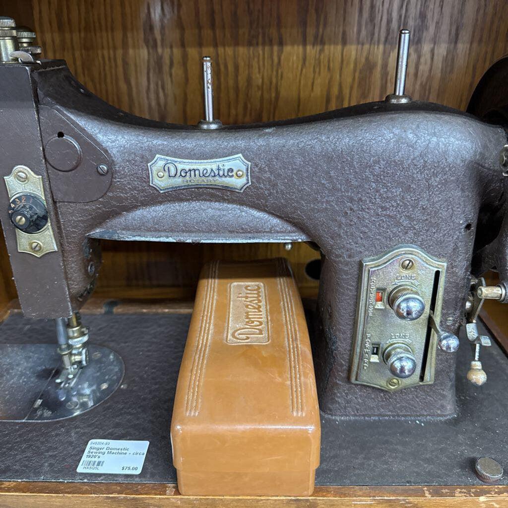 SINGER DOMESTIC SEWING MACHINE - CIRCA 1920'S