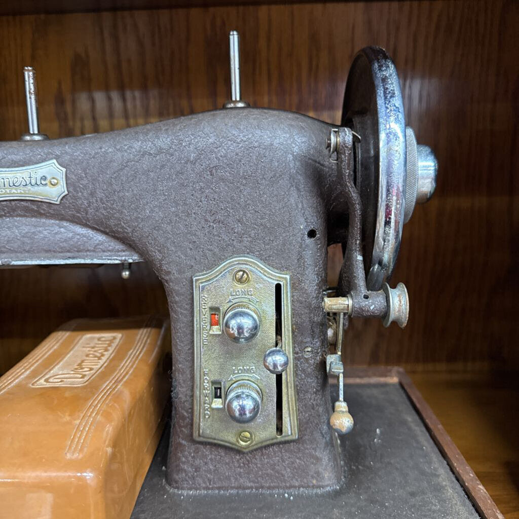 SINGER DOMESTIC SEWING MACHINE - CIRCA 1920'S