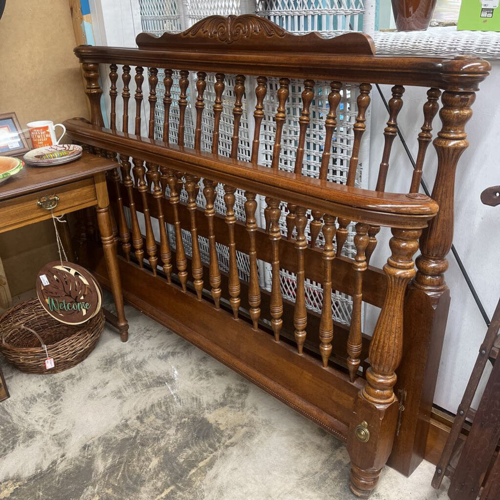 SOLID WOOD SPINDLE QUEEN BED