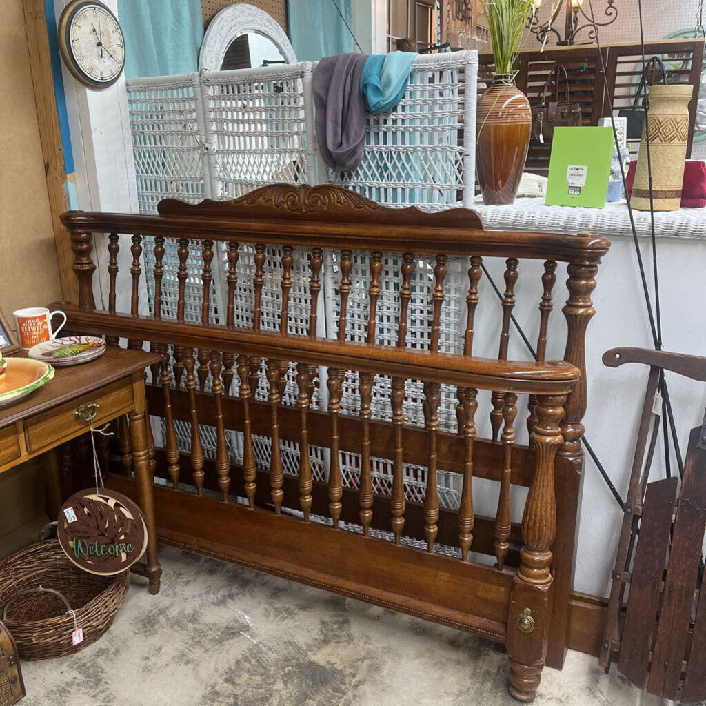 SOLID WOOD SPINDLE QUEEN BED