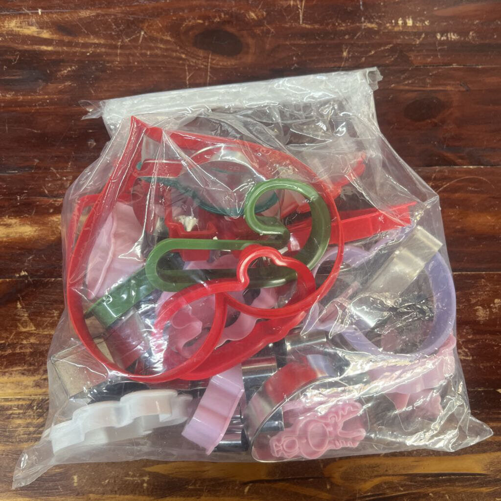 BAG OF ASSORTED COOKIE CUTTERS/PRESS