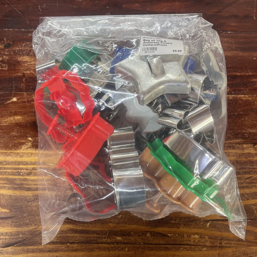 BAG OF VTG & ASSORTED COOKIE CUTTERS/PRESS