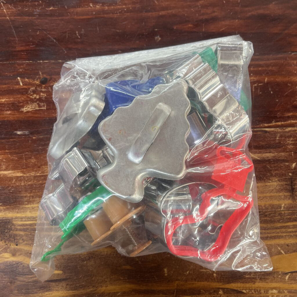 BAG OF VTG & ASSORTED COOKIE CUTTERS/PRESS