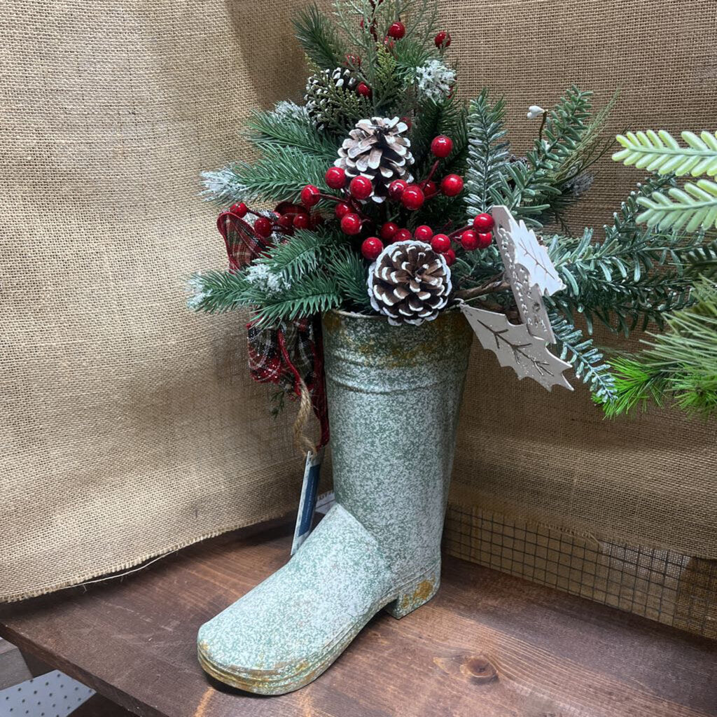 TIN BOOT CHRISTMAS ARRANGEMENT