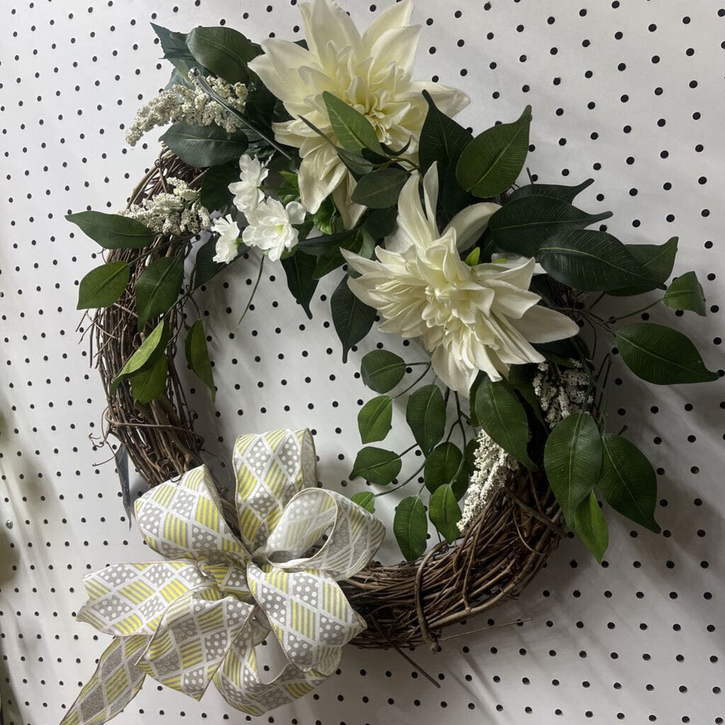WHITE MUM. WREATH