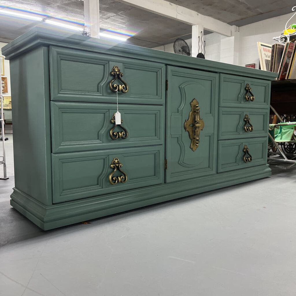 VINTAGE 9 DRAWER DRESSER
