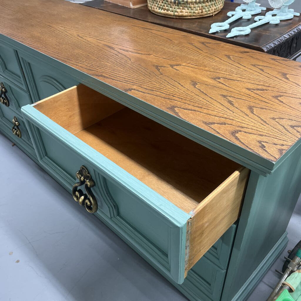 VINTAGE 9 DRAWER DRESSER