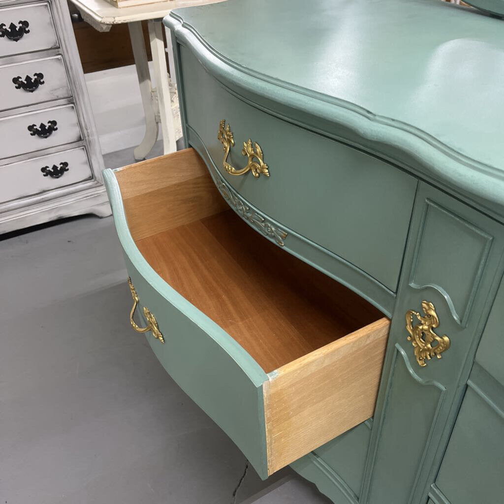 FRENCH PROVINCIAL 6 DRAWER DRESSER W/ MIRROR