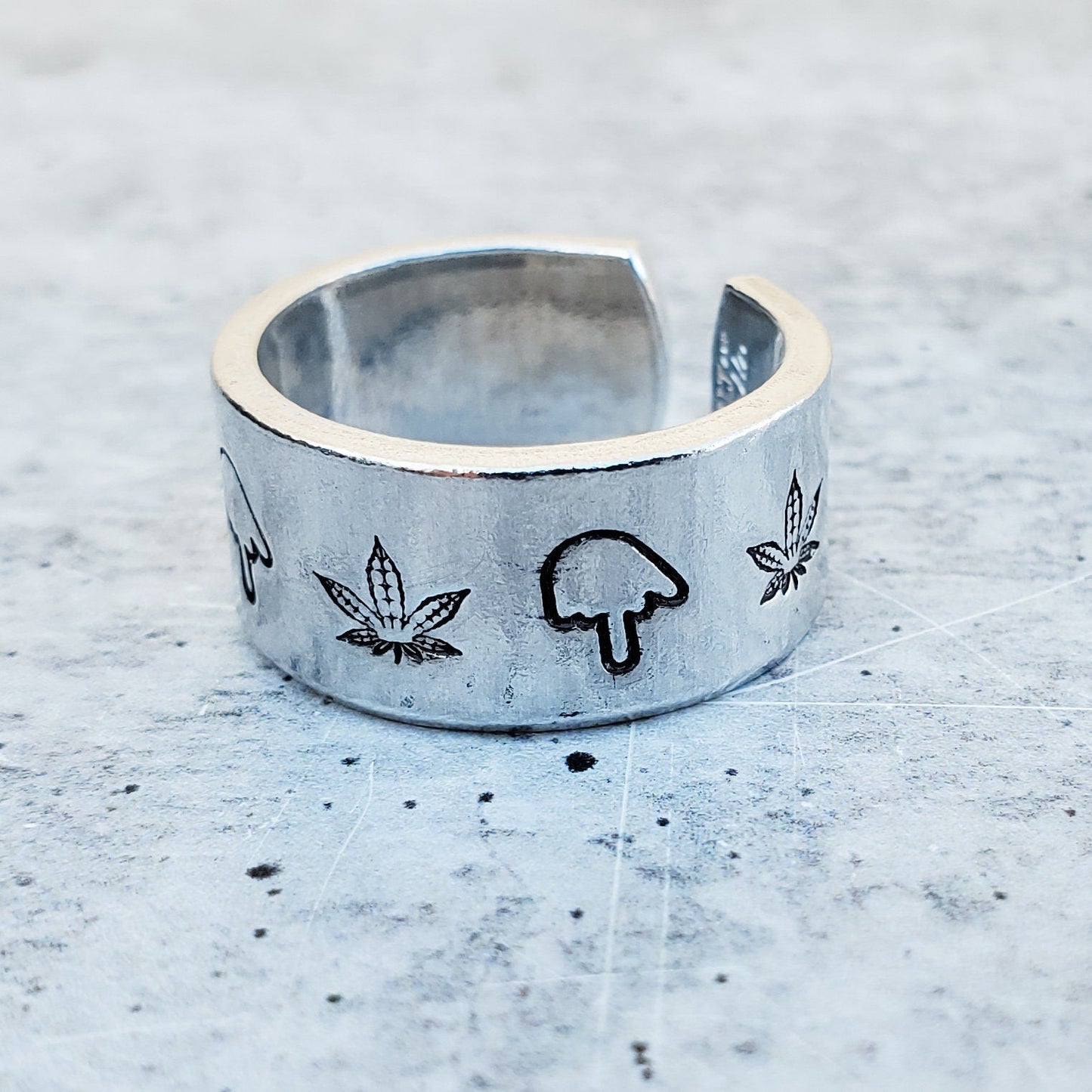 MIDDLE FINGER HEMP LEAF WIDE BAND RING