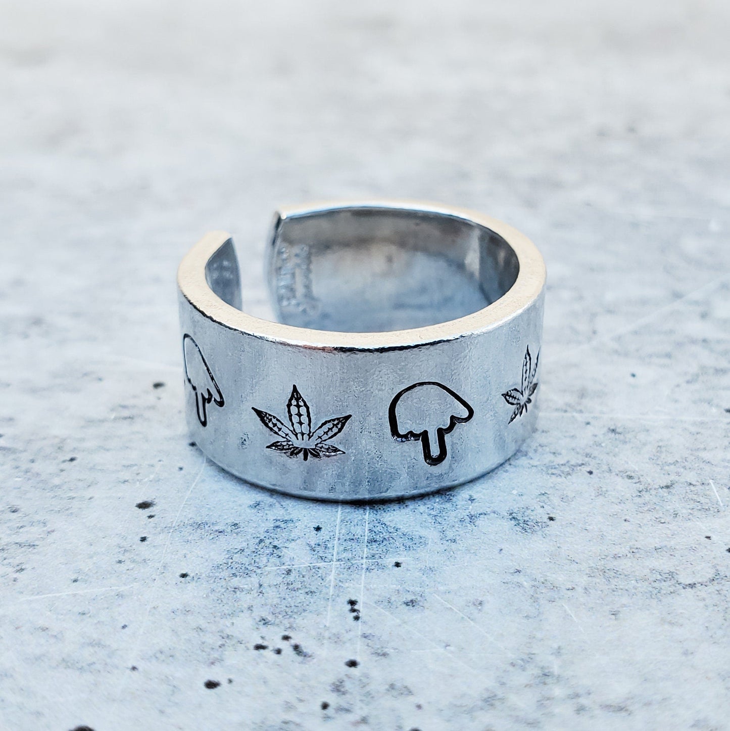 MIDDLE FINGER HEMP LEAF WIDE BAND RING