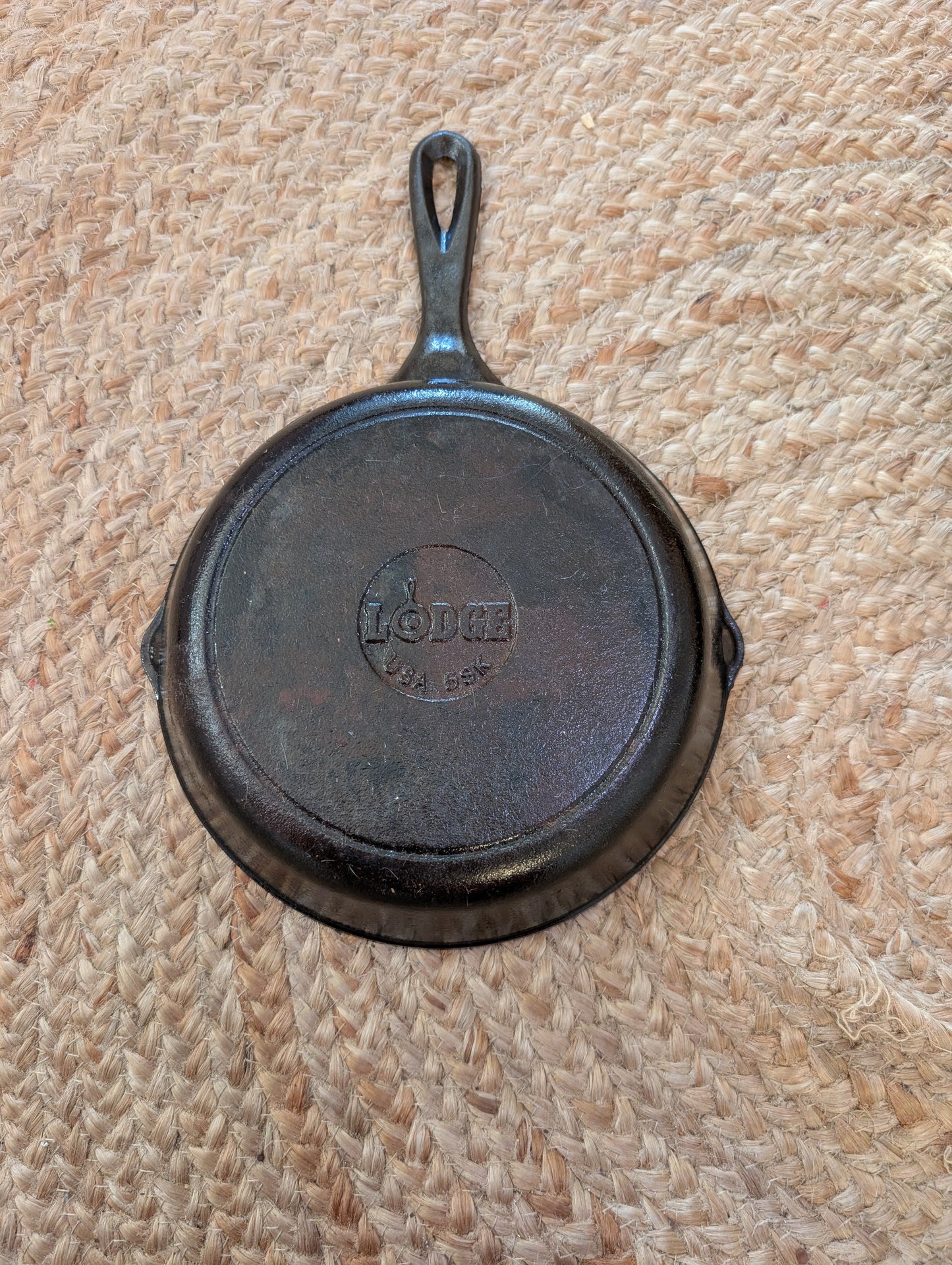 Lodge USA 5SK 8 Cast Iron Skillet #2 Double Pour Spouts