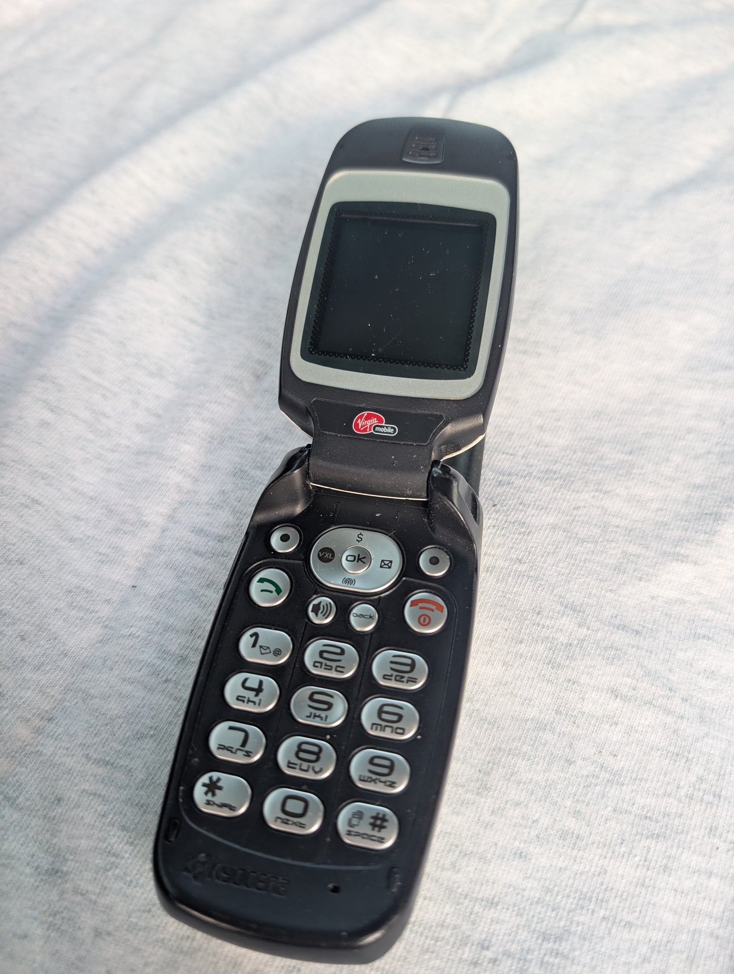 Kyocera Oystr KX9 / Oyster KX9D - White ( Virgin Mobile ) Rare Flip Phone - screen damaged