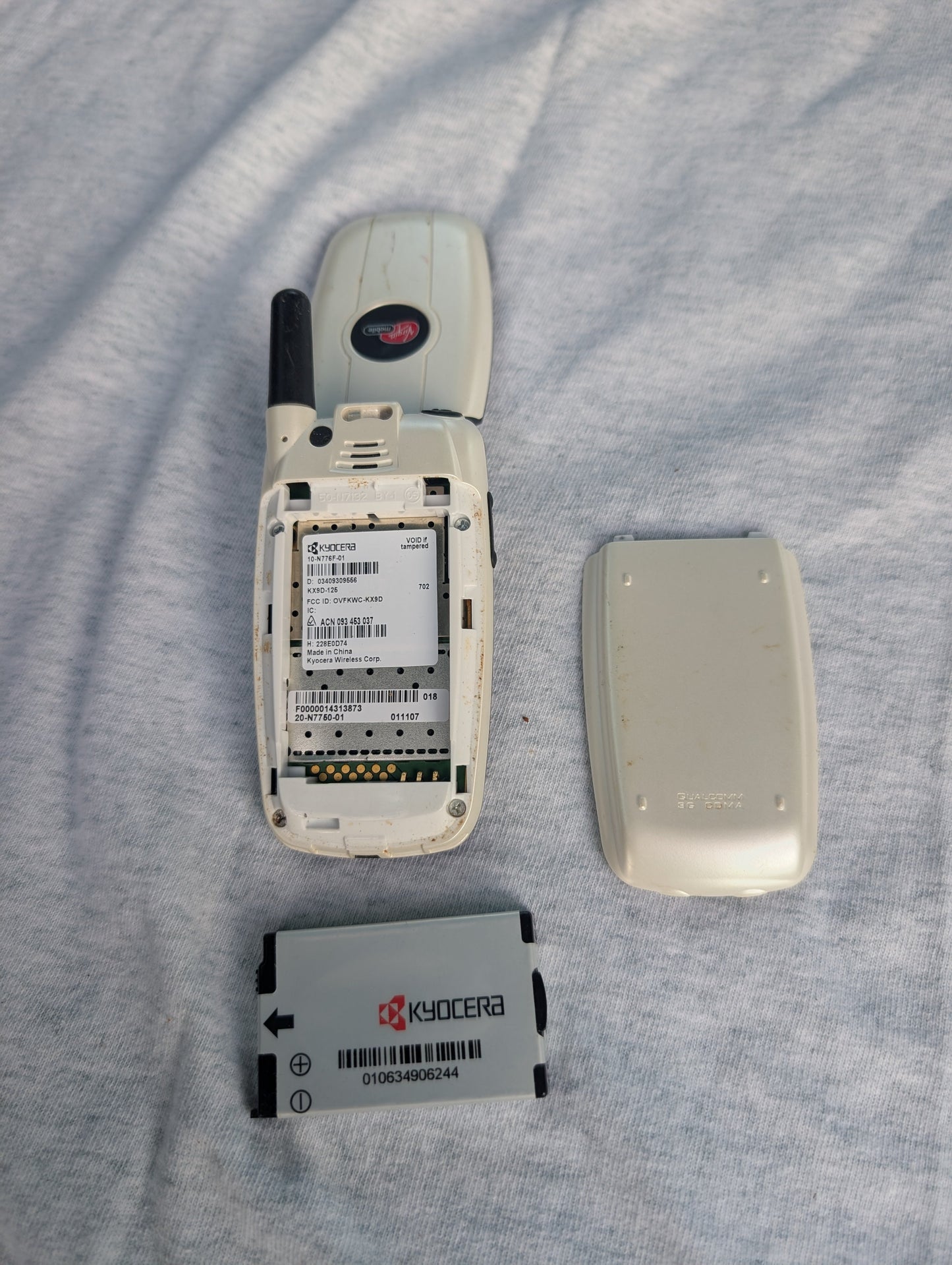Kyocera Oystr KX9 / Oyster KX9D - White ( Virgin Mobile ) Rare Flip Phone - screen damaged