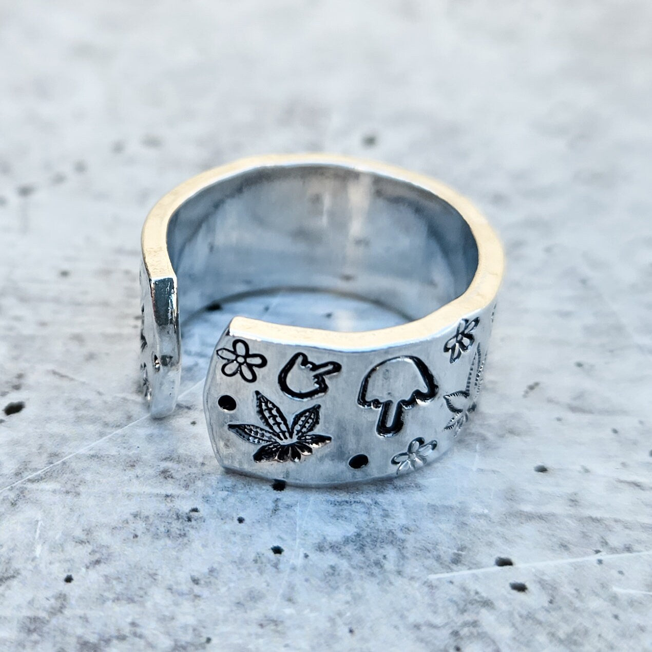 HEMP LEAF MIDDLE FINGER RING