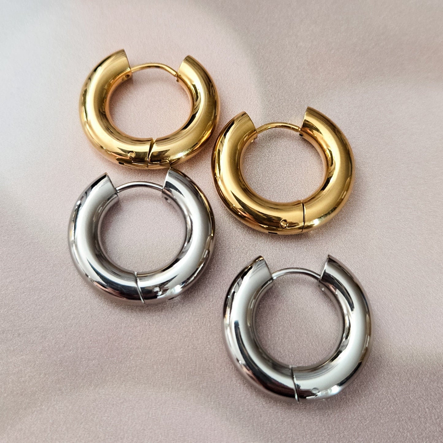CHUNKY HUGGIES HOOP EARRINGS