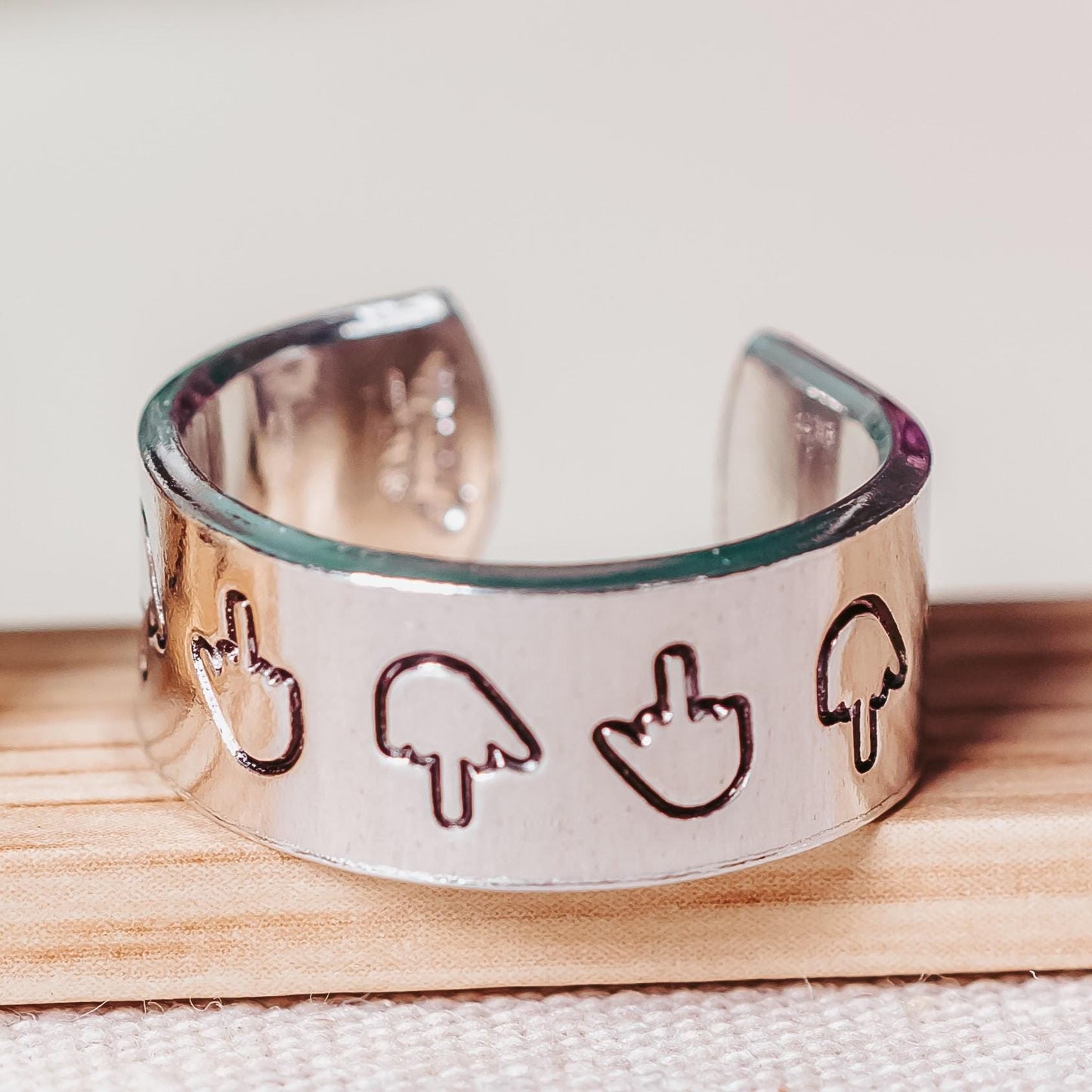MIDDLE FINGER WIDE BAND RING