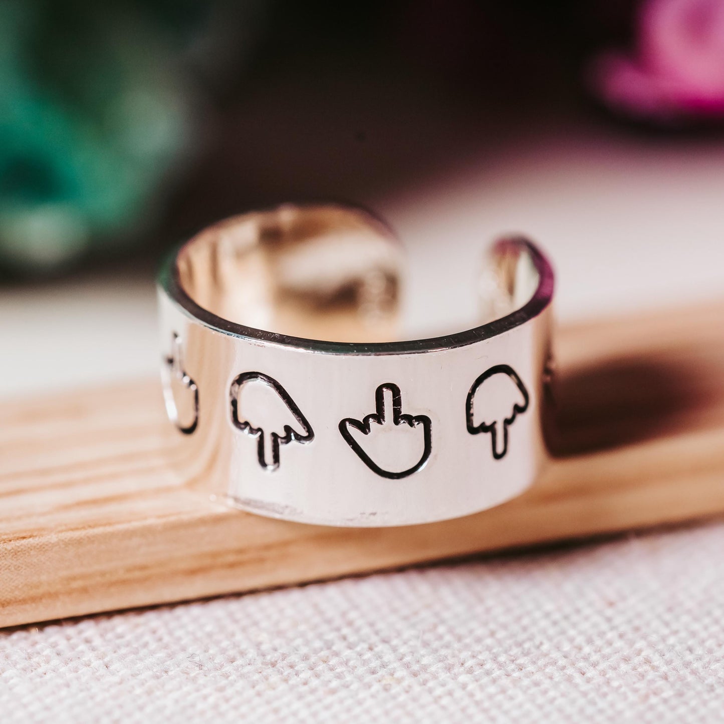 MIDDLE FINGER WIDE BAND RING