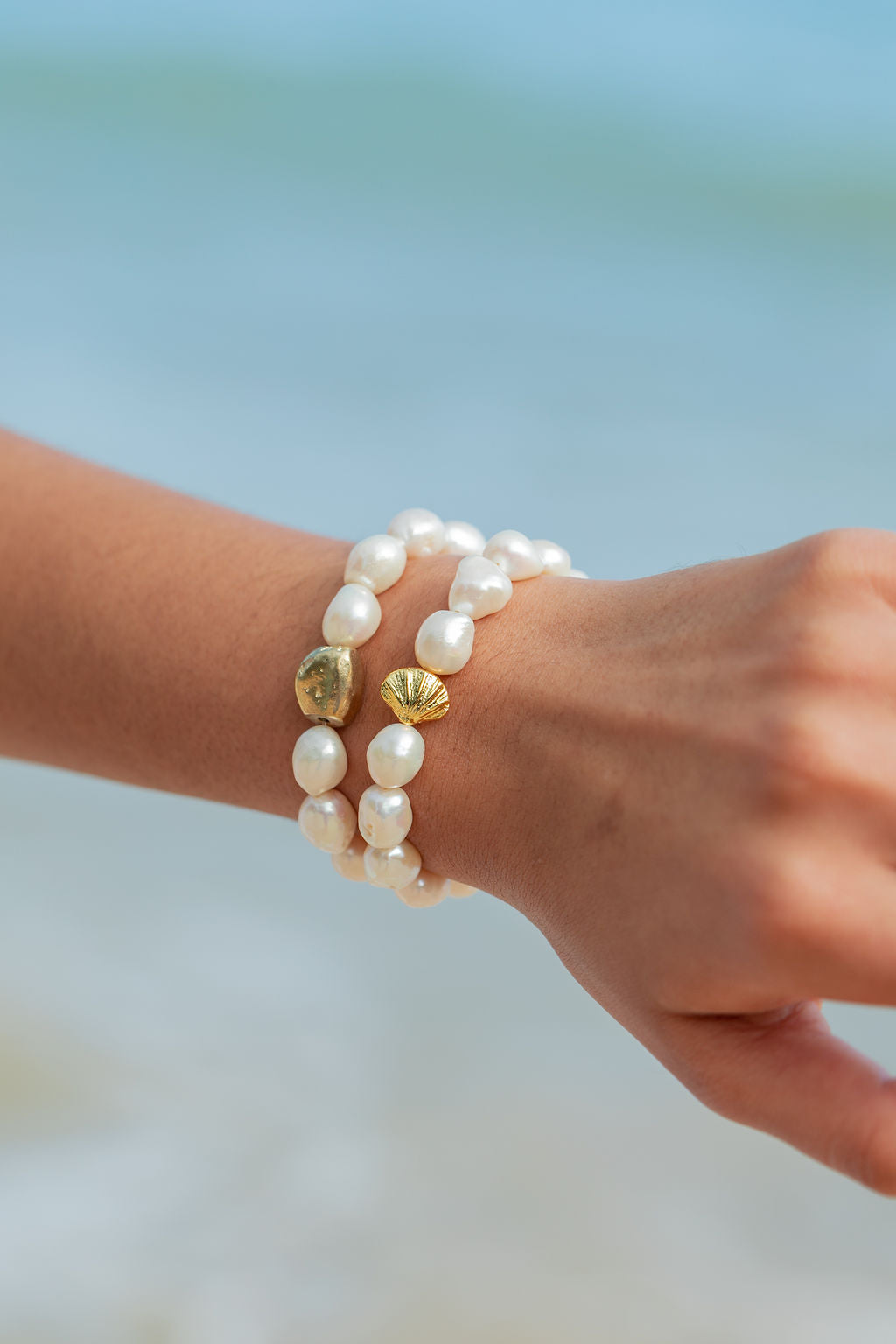 STRETCHY PEARL BRACELET WITH GOLD SHELL ACCENT - NANEA