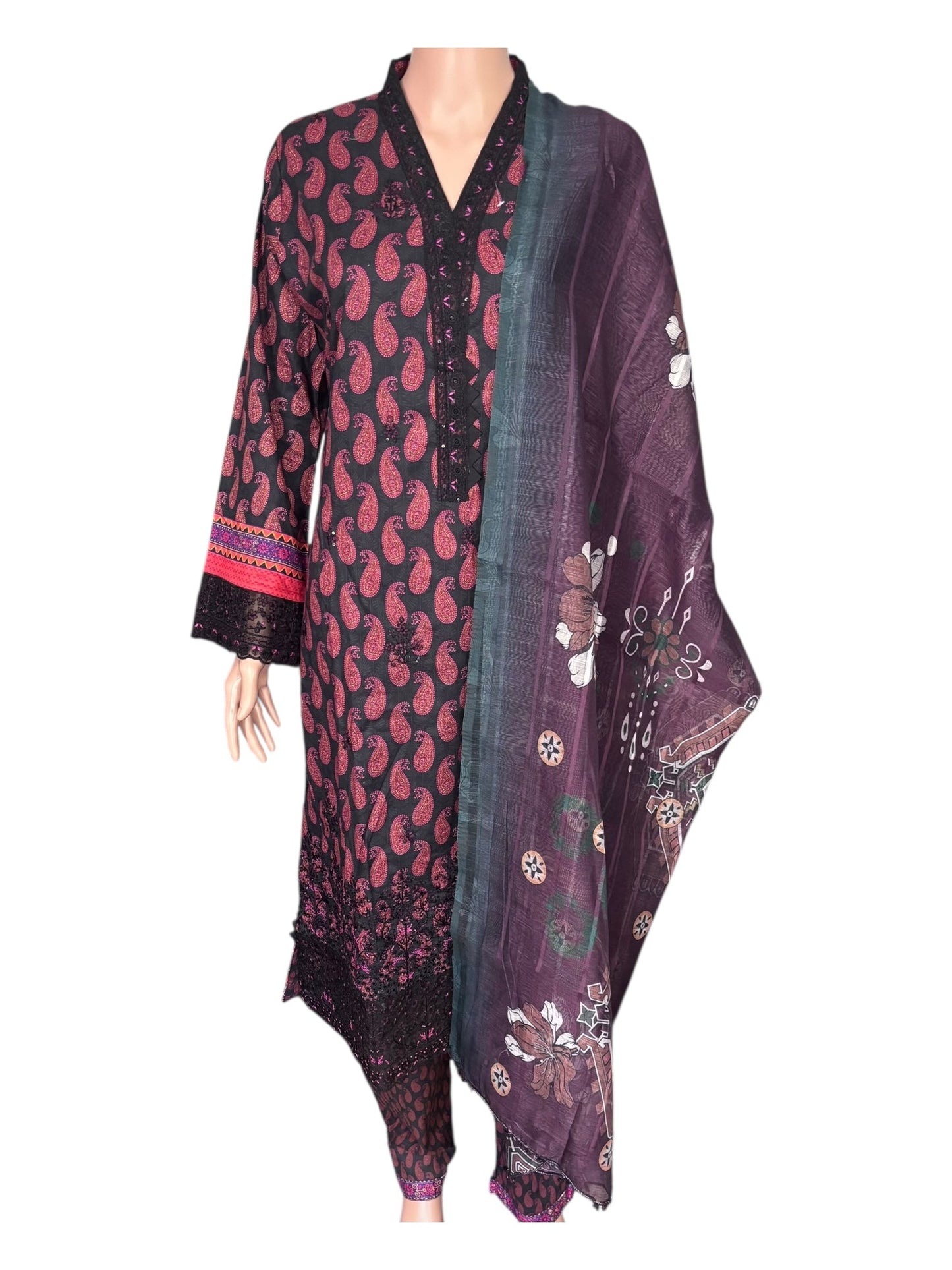 TRADITIONAL PAKISTANI SALWAR KAMEEZ – ETHNIC WEAR FOR WOMEN-284