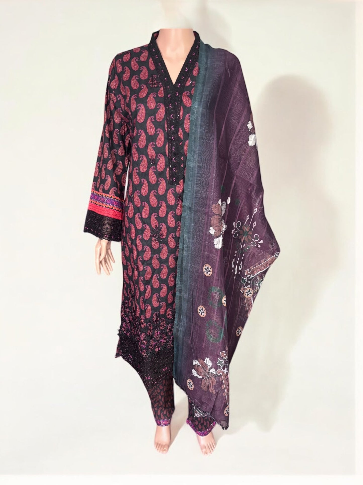 TRADITIONAL PAKISTANI SALWAR KAMEEZ – ETHNIC WEAR FOR WOMEN-284