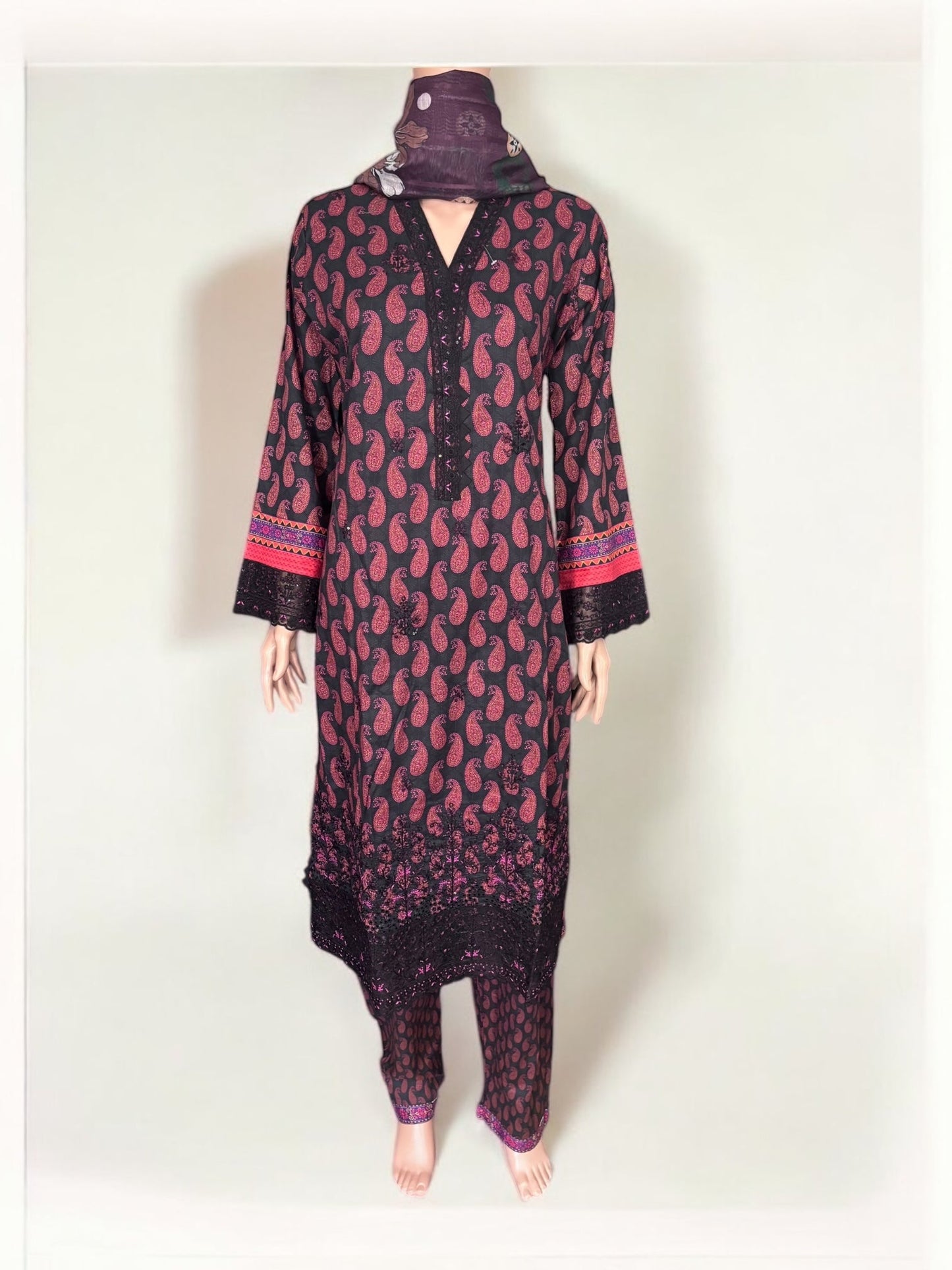 TRADITIONAL PAKISTANI SALWAR KAMEEZ – ETHNIC WEAR FOR WOMEN-284