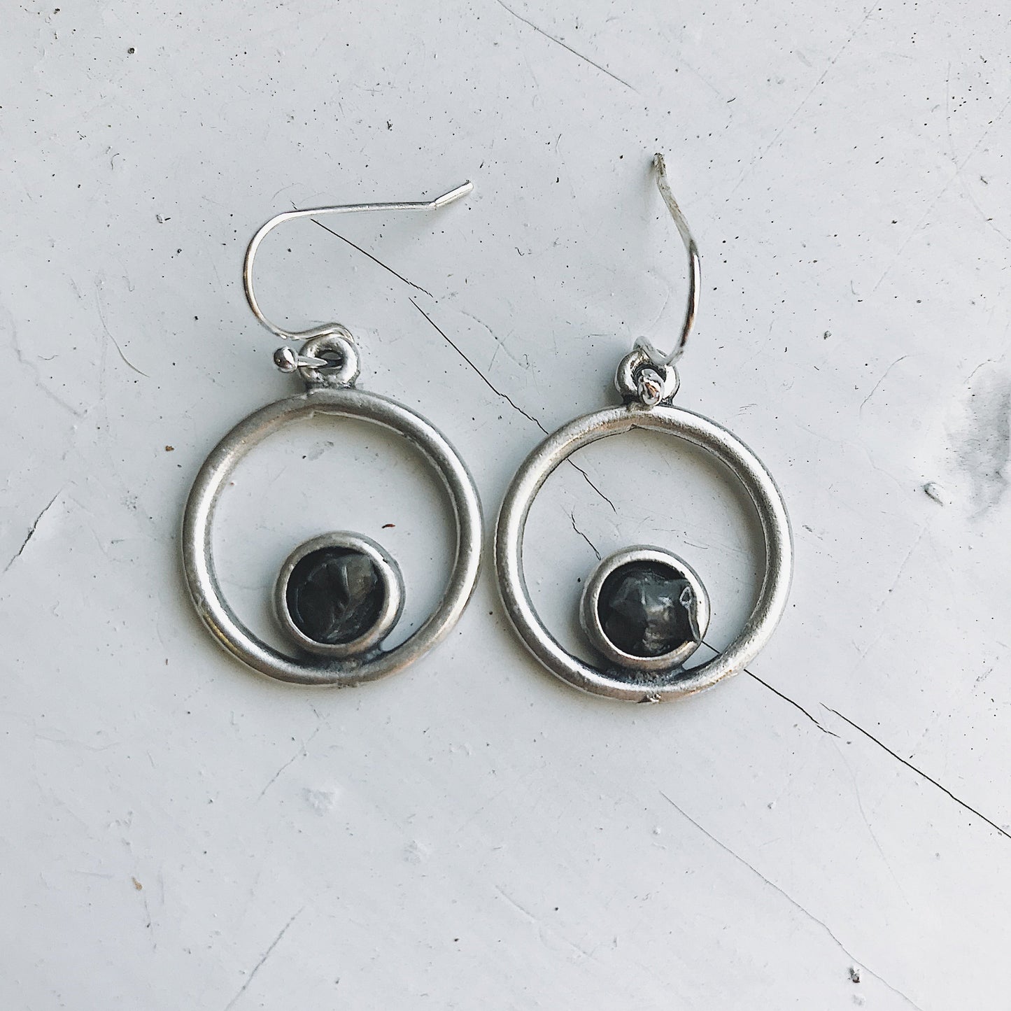 CIRCLE SILVER EARRINGS WITH RAW METEORITE