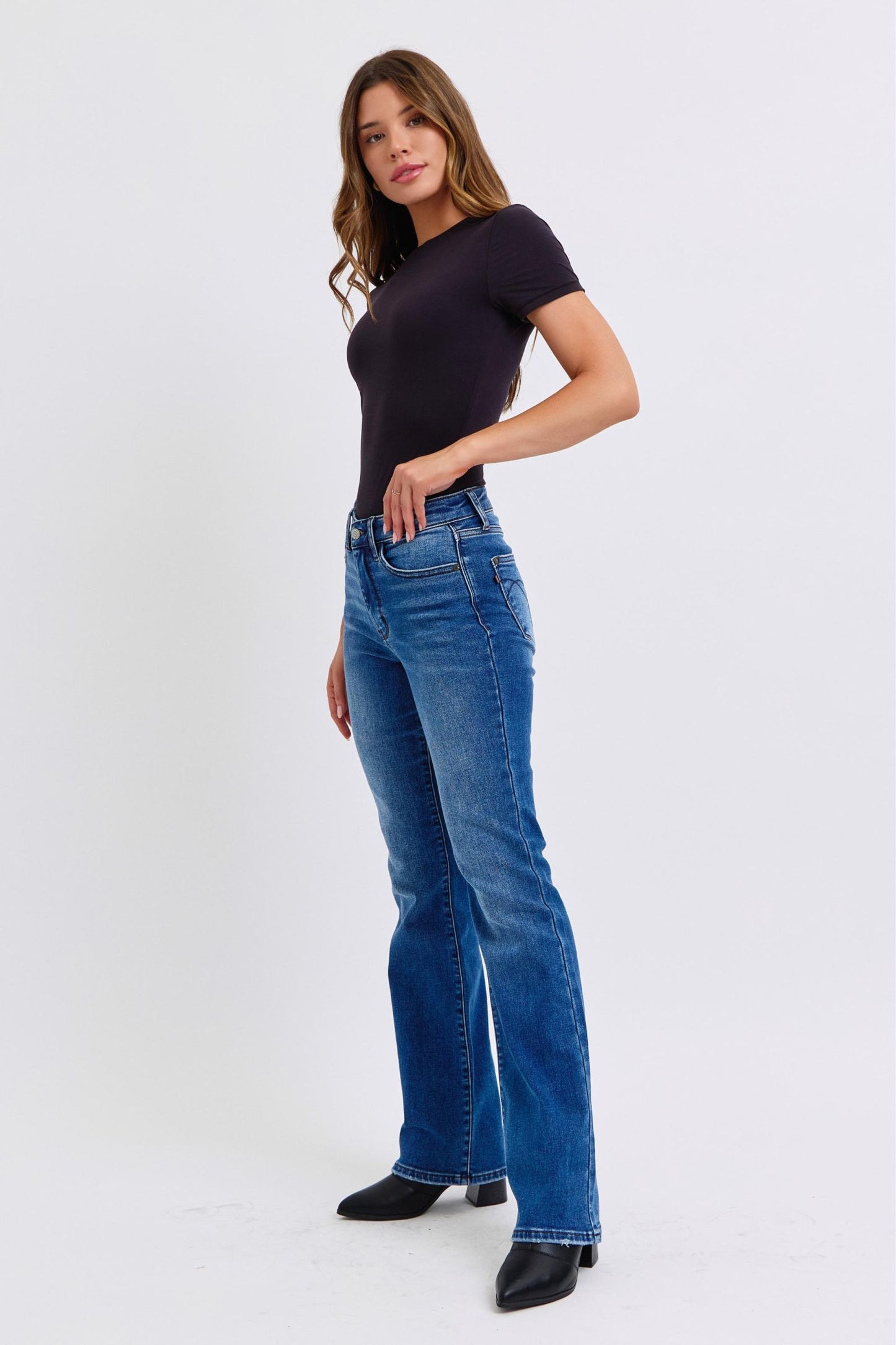 JUDY BLUE FULL SIZE MID-RISE BOOTCUT JEANS WITH POCKETS