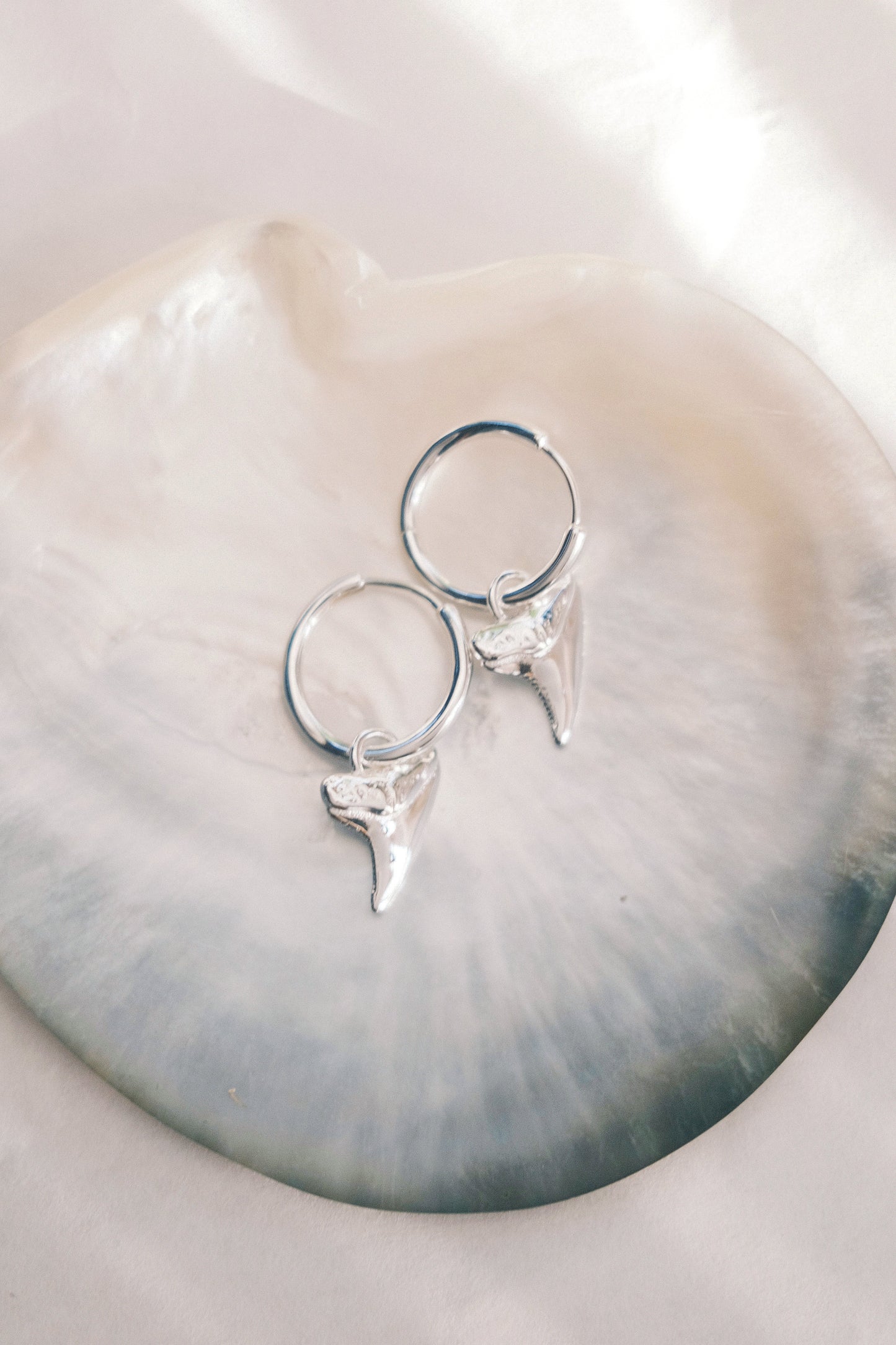 STATEMENT SHARK TOOTH HOOP EARRINGS - MANO
