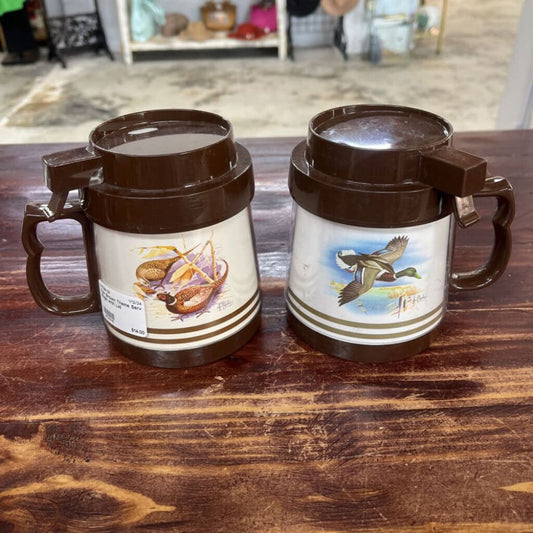 PAIR BROWN THEME SERV MUGS WITH LID