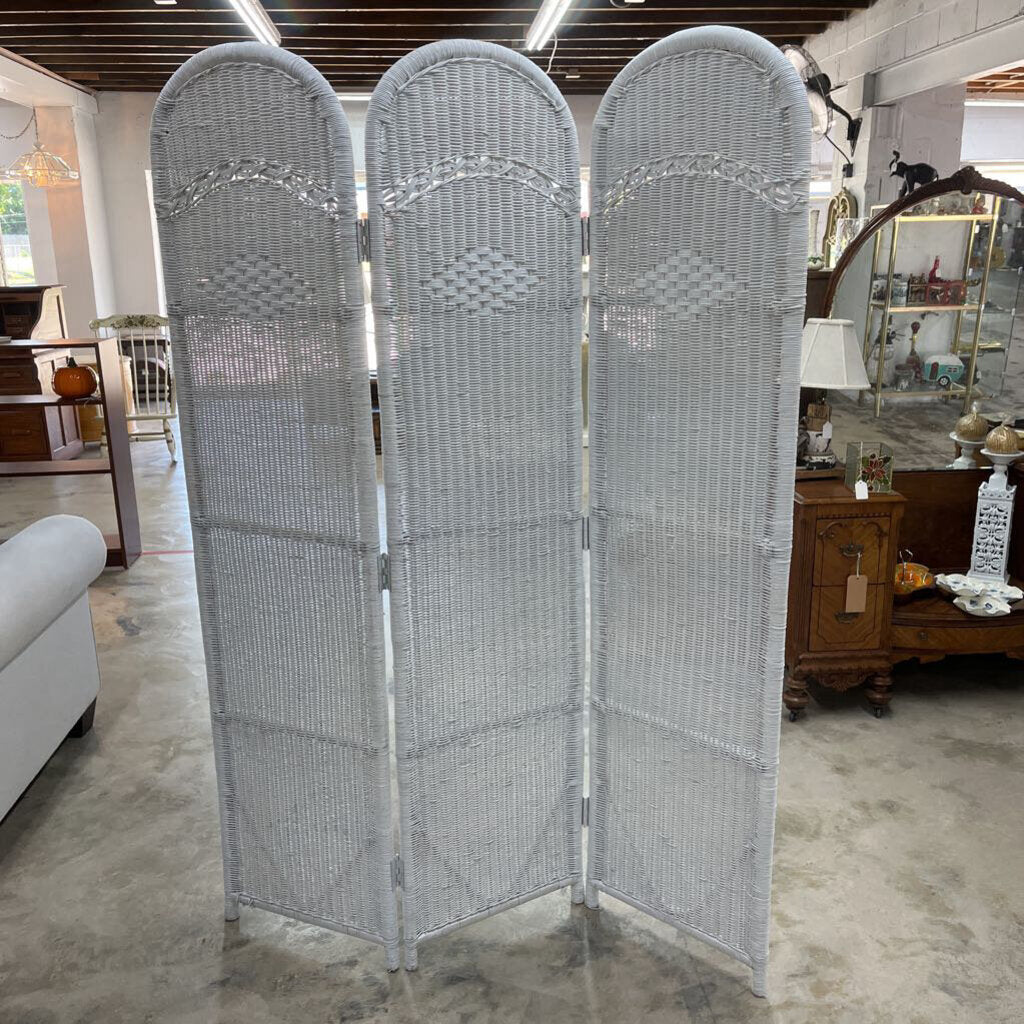 WICKER SCREEN (STORE LOCATED AT 2114 PASS ROAD, GULFPORT, MS)