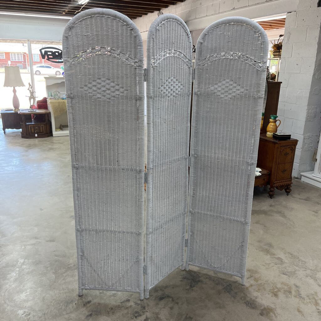 WICKER SCREEN (STORE LOCATED AT 2114 PASS ROAD, GULFPORT, MS)