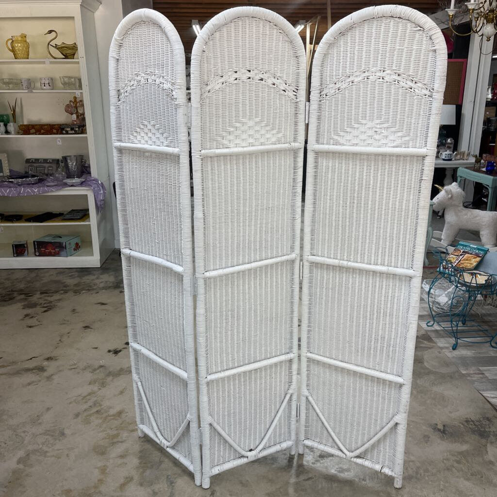 WICKER SCREEN (STORE LOCATED AT 2114 PASS ROAD, GULFPORT, MS)