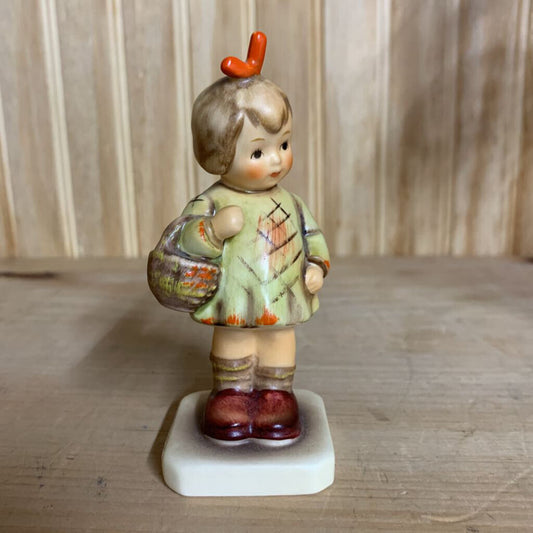 M.I. HUMMEL CLUB GOEBEL FIGURINE #479 " I BROUGHT YOU A GIFT "