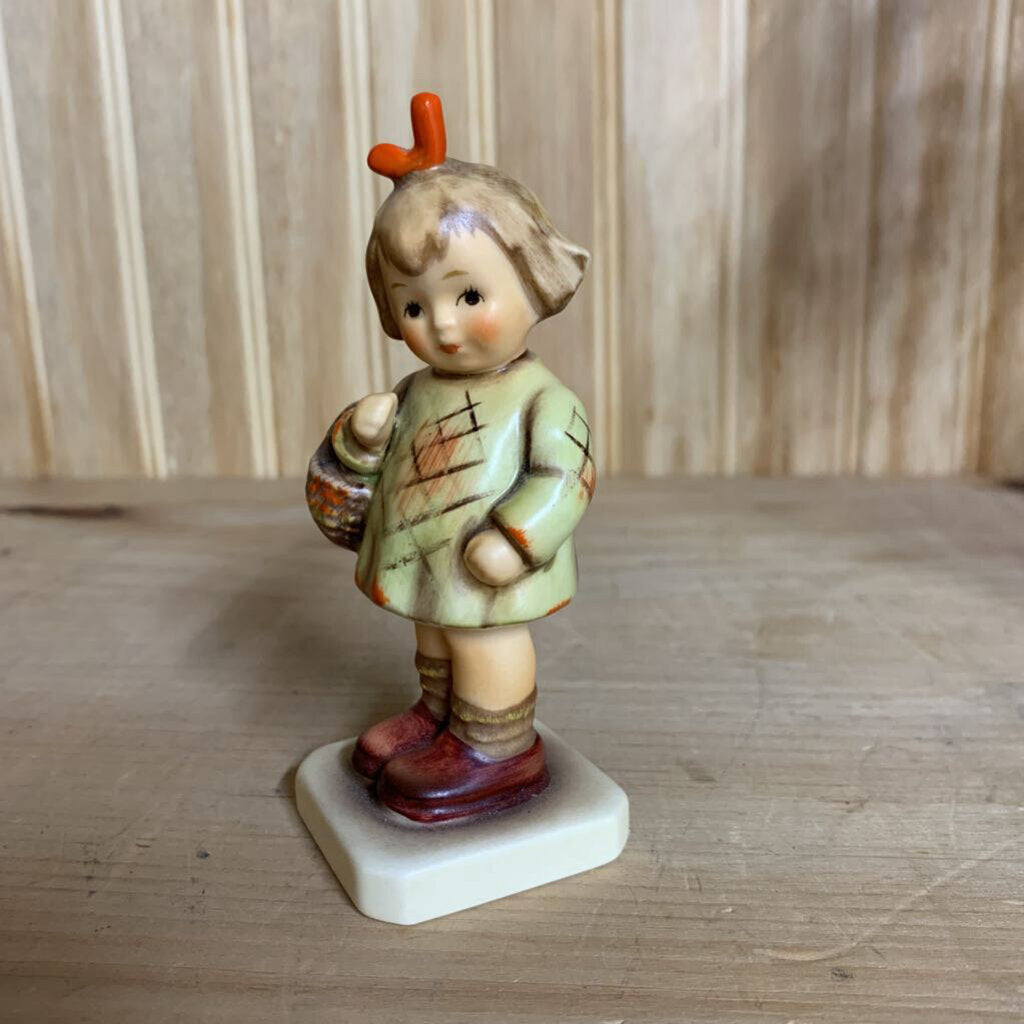 M.I. HUMMEL CLUB GOEBEL FIGURINE #479 " I BROUGHT YOU A GIFT "